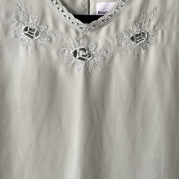 Vintage sage green sleeveless button back blouse by Bonworth - Picture 2 of 5